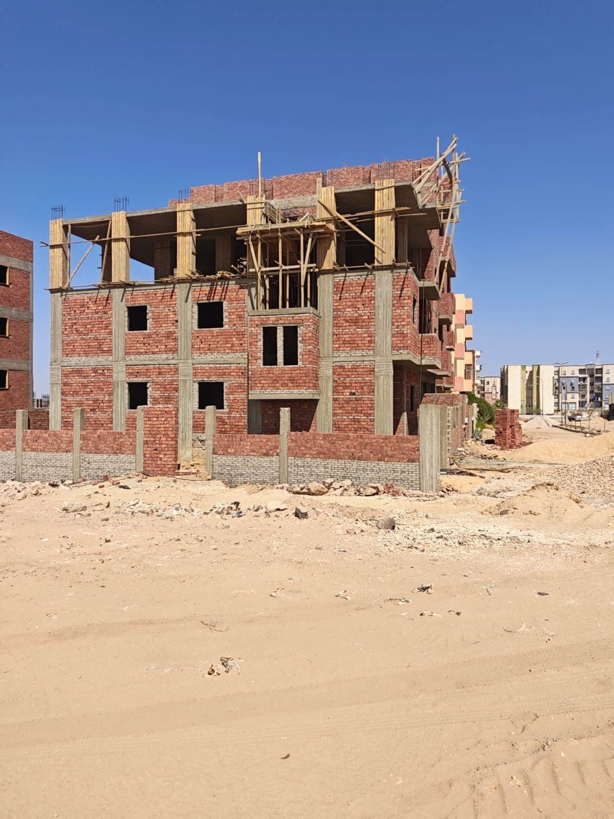 شقة مميزة بالحي الثاني مطلة مباشرة علي الطريق الدائري الرئيسي الدور الثالث علوي