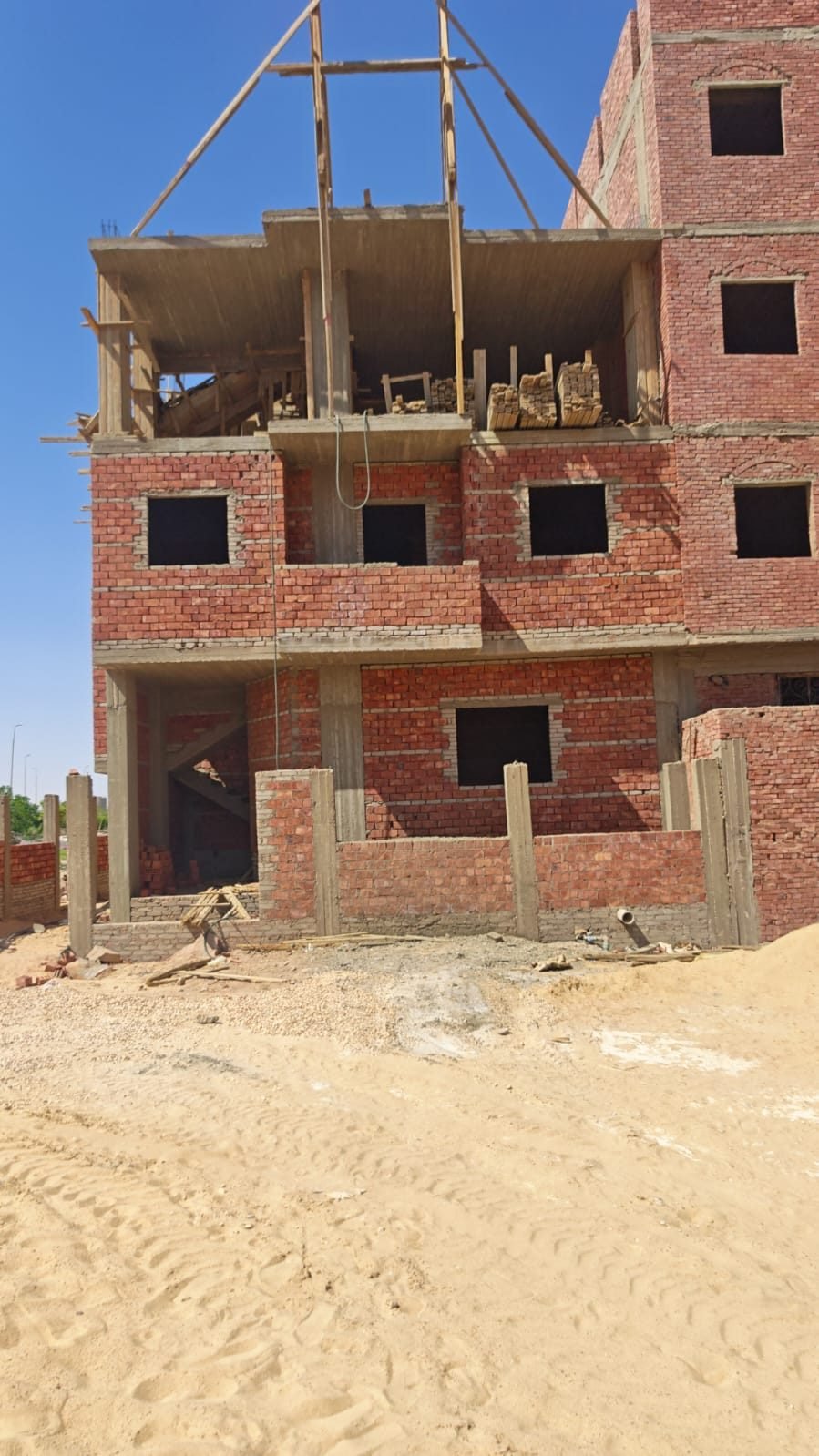 شقة مميزة بالحي الثاني مطلة مباشرة علي الطريق الدائري الرئيسي الدور الثالث علوي